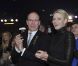 Le prince Albert et la princesse Charlene sont apparus complices et enchantés lors de la soirée de remise des prix du Festival du cirque.
Mardi 24 janvier 2012, au 6e soir du 36e Festival international du cirque de Monte-Carlo, la princesse Stéphanie de Monaco révélait le palmarès et distribuait les prix, avec l'aide de sa fille Pauline Ducruet, de son frère le prince Albert et de sa belle-soeur la princesse Charlene.