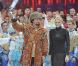 Baptême du feu pour la princesse Charlene, avec les acrobates russes de Vorobiev. Le baise-main en prime.
Mardi 24 janvier 2012, au 6e soir du 36e Festival international du cirque de Monte-Carlo, la princesse Stéphanie de Monaco révélait le palmarès et distribuait les prix, avec l'aide de sa fille Pauline Ducruet, de son frère le prince Albert et de sa belle-soeur la princesse Charlene.
