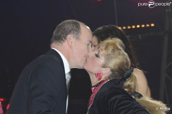 Le prince Albert, remettant avec sa soeur la princesse Stéphanie, le Clown d'or à la famille Casselly, a pu mesurer l'euphorie de la maman de la tribu ! 
 Mardi 24 janvier 2012, au 6e soir du 36e Festival international du cirque de Monte-Carlo, la princesse Stéphanie de Monaco révélait le palmarès et distribuait les prix, avec l'aide de sa fille Pauline Ducruet, de son frère le prince Albert et de sa belle-soeur la princesse Charlene.