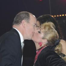 <p>Le prince Albert, remettant avec sa soeur la princesse Stéphanie, le Clown d'or à la famille Casselly, a pu mesurer l'euphorie de la maman de la tribu !</p>
<p>Mardi 24 janvier 2012, au 6e soir du 36e Festival international du cirque de Monte-Carlo, la princesse Stéphanie de Monaco révélait le palmarès et distribuait les prix, avec l'aide de sa fille Pauline Ducruet, de son frère le prince Albert et de sa belle-soeur la princesse Charlene.</p>