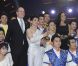 Le prince Albert et la princesse Stéphanie ont posé avec Cai Yong et la troupe d'acrobates du cirque de Shanghai, Clown d'or.
Mardi 24 janvier 2012, au 6e soir du 36e Festival international du cirque de Monte-Carlo, la princesse Stéphanie de Monaco révélait le palmarès et distribuait les prix, avec l'aide de sa fille Pauline Ducruet, de son frère le prince Albert et de sa belle-soeur la princesse Charlene.