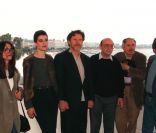 Theo Angelopoulos et l'équipe de son film Le Regard d'Ulysse au festival de Cannes en 1995 