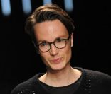Le créateur Maxime Simoens ovationné lors de son défilé haute couture printemps-été 2012 à Paris, le 25 janvier 2012.