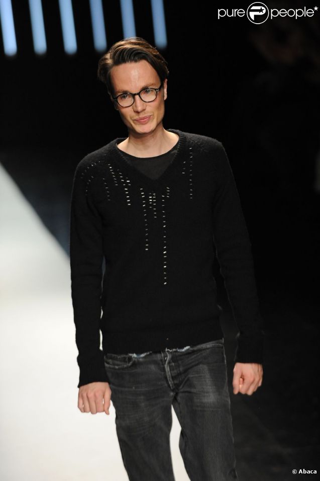 Le créateur Maxime Simoens ovationné lors de son défilé haute couture printemps-été 2012 à Paris, le 25 janvier 2012.