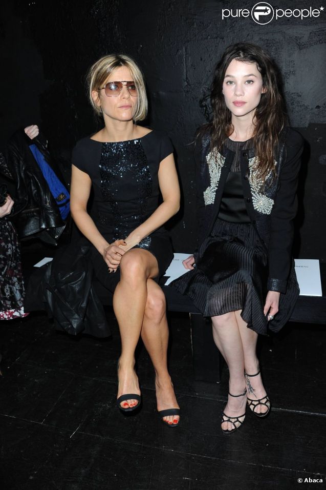 Marina Foïs et Astrid Bergès-Frisbey au défilé haute couture de Maxime Simoens à Paris, le 25 janvier 2012.