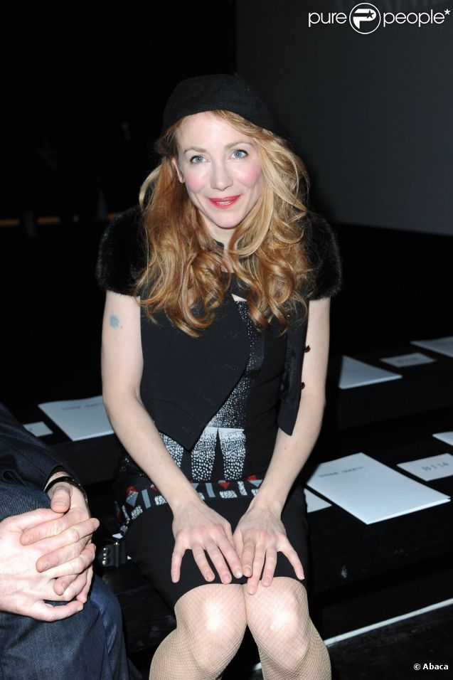 Julie Depardieu au premier rang du défilé haute couture de Maxime Simoens à Paris, le 25 janvier 2012.