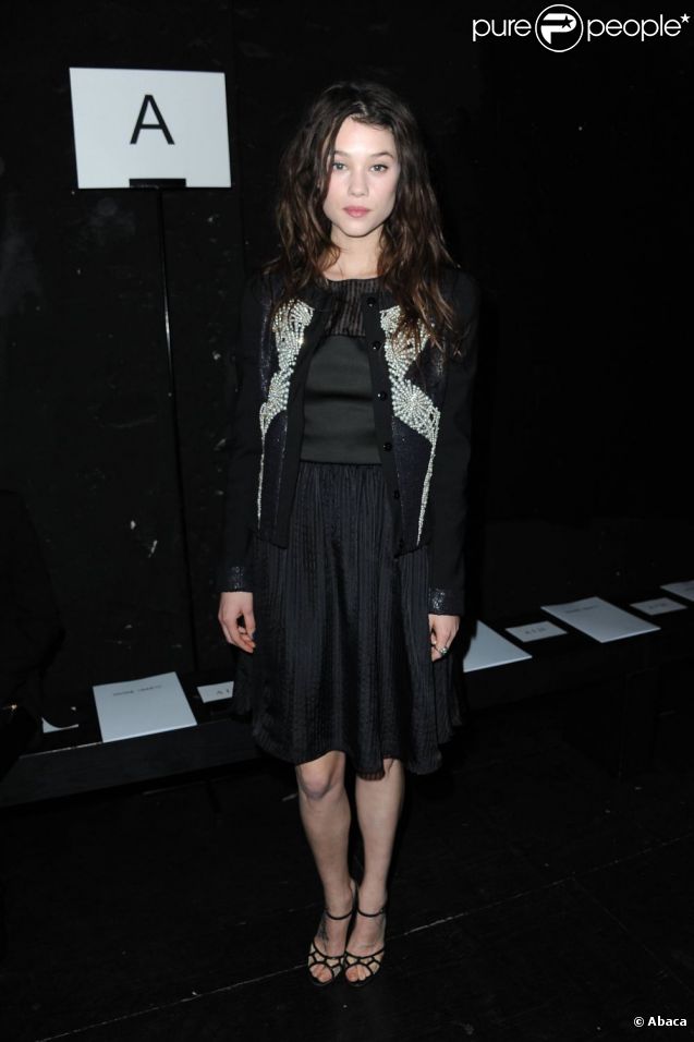 L'actrice Astrid Bergès-Frisbey, présente au défilé haute couture de Maxime Simoens à Paris, le 25 janvier 2012.