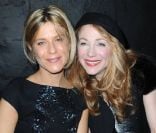 Marina Foïs et Julie Depardieu, complices lors du défilé haute couture de Maxime Simoens à Paris, le 25 janvier 2012.