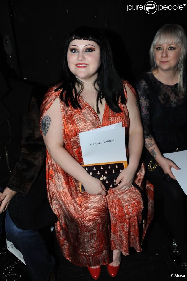La chanteuse et leader du groupe Gossip, Beth Ditto, assistait au défilé  haute couture de Maxime Simoens à Paris, le 25 janvier 2012.