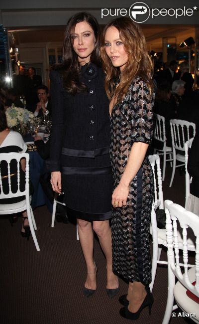 Anna Mouglalis et Vanessa Paradis au Dîner de la mode pour le Sida au Pavillon d'Armenonville à Paris, le 26 janvier 2012.