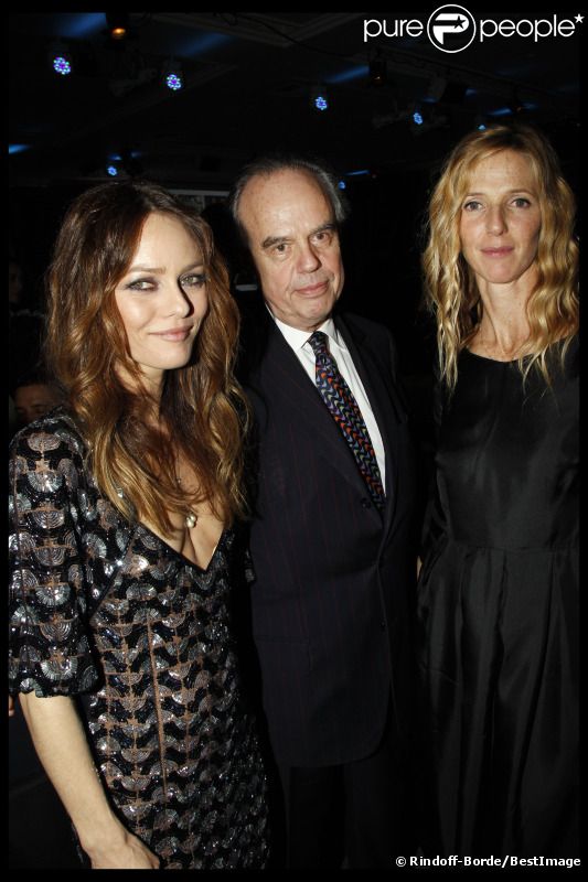 Vanessa Paradis, Frédéric Miterrand et Sandrine Kiberlain au Dîner de la mode pour le Sida au Pavillon d'Armenonville à Paris, le 26 janvier 2012.