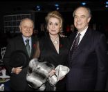 Pierre Bergé, Catherine Deneuve et Frédéric Mitterrand au Dîner de la mode pour le Sida au Pavillon d\'Armenonville à Paris, le 26 janvier 2012.