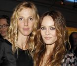 Sandrine Kiberlain et Vanessa Paradis au Dîner de la mode pour le Sida au Pavillon d'Armenonville à Paris, le 26 janvier 2012.