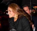 La princesse Madeleine de Suède, abritée par son boyfriend, arrive au Carnegie Hall, à New York, pour un concert du Swedish Youth Orchestra, le 26 janvier 2012.