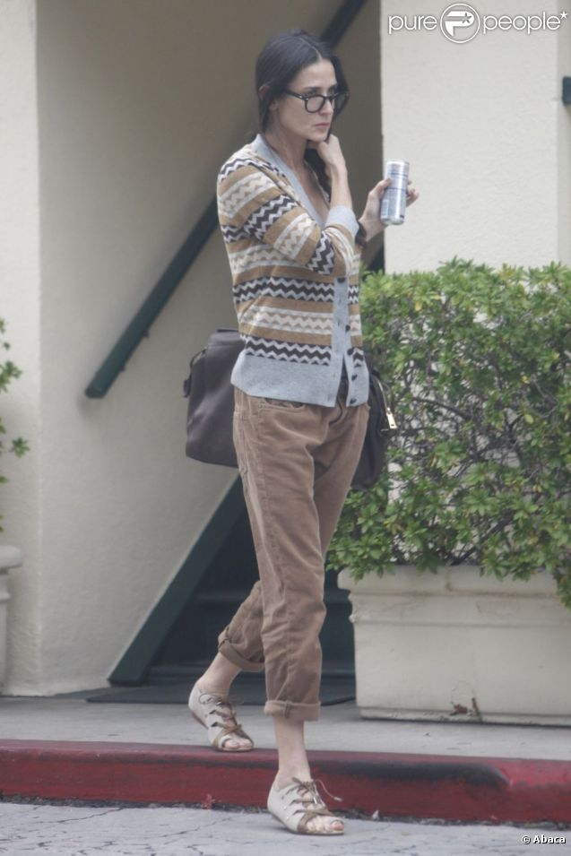 Demi Moore avec une canette de Red Bull à Los Angeles en novembre 2011