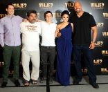 Luis Guzman, Josh Hutcherson, Vanessa Hudgens et Dwayne Johnson lors de l'avant-première de Voyage au centre de la Terre 2, à Mexico le 27 janvier 2012