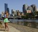 Victoria Azarenka, qui a remporté la veille l'Open d'Australie aux dépens de Maria Sharapova et est devenue la nouvelle numéro un mondial, pose avec son trophée sur les bords du fleuve Yarra, à Melbourne, le 29 janvier 2012.