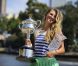 Ravissante, Victoria Azarenka, qui a remporté la veille l'Open d'Australie aux dépens de Maria Sharapova et est devenue la nouvelle numéro un mondial, pose avec son trophée sur les bords du fleuve Yarra, à Melbourne, le 29 janvier 2012.
