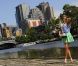 Victoria Azarenka pose avec son trophée de l'Open d'Australie sur les bords du fleuve Yarra, à Melbourne, le 29 janvier 2012.