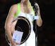 Victoria Azarenka, qui a remporté la veille l'Open d'Australie aux dépens de Maria Sharapova et est devenue la nouvelle numéro un mondial, pose avec son trophée sur les bords du fleuve Yarra, à Melbourne, le 29 janvier 2012.