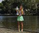Victoria Azarenka, qui a remporté la veille l'Open d'Australie aux dépens de Maria Sharapova et est devenue la nouvelle numéro un mondial, pose avec son trophée sur les bords du fleuve Yarra, à Melbourne, le 29 janvier 2012.