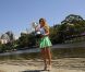 Victoria Azarenka, qui a remporté la veille l'Open d'Australie aux dépens de Maria Sharapova et est devenue la nouvelle numéro un mondial, pose avec son trophée sur les bords du fleuve Yarra, à Melbourne, le 29 janvier 2012.