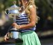 Victoria Azarenka, qui a remporté la veille l'Open d'Australie aux dépens de Maria Sharapova et est devenue la nouvelle numéro un mondial, pose avec son trophée sur les bords du fleuve Yarra, à Melbourne, le 29 janvier 2012.