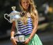 Victoria Azarenka, qui a remporté la veille l'Open d'Australie aux dépens de Maria Sharapova et est devenue la nouvelle numéro un mondial, pose avec son trophée sur les bords du fleuve Yarra, à Melbourne, le 29 janvier 2012.