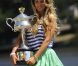 Victoria Azarenka, qui a remporté la veille l'Open d'Australie aux dépens de Maria Sharapova et est devenue la nouvelle numéro un mondial, pose avec son trophée sur les bords du fleuve Yarra, à Melbourne, le 29 janvier 2012.