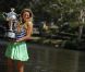 Victoria Azarenka, qui a remporté la veille l'Open d'Australie aux dépens de Maria Sharapova et est devenue la nouvelle numéro un mondial, pose avec son trophée sur les bords du fleuve Yarra, à Melbourne, le 29 janvier 2012.