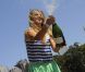 Victoria Azarenka, qui a remporté la veille l'Open d'Australie aux dépens de Maria Sharapova et est devenue la nouvelle numéro un mondial, pose avec son trophée sur les bords du fleuve Yarra, à Melbourne, le 29 janvier 2012.