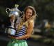 Victoria Azarenka, qui a remporté la veille l'Open d'Australie aux dépens de Maria Sharapova et est devenue la nouvelle numéro un mondial, pose avec son trophée sur les bords du fleuve Yarra, à Melbourne, le 29 janvier 2012.
