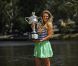 Victoria Azarenka, qui a remporté la veille l'Open d'Australie aux dépens de Maria Sharapova et est devenue la nouvelle numéro un mondial, pose avec son trophée sur les bords du fleuve Yarra, à Melbourne, le 29 janvier 2012.