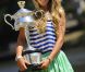 Victoria Azarenka, qui a remporté la veille l'Open d'Australie aux dépens de Maria Sharapova et est devenue la nouvelle numéro un mondial, pose avec son trophée sur les bords du fleuve Yarra, à Melbourne, le 29 janvier 2012.