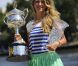 Victoria Azarenka, qui a remporté la veille l'Open d'Australie aux dépens de Maria Sharapova et est devenue la nouvelle numéro un mondial, pose avec son trophée sur les bords du fleuve Yarra, à Melbourne, le 29 janvier 2012.