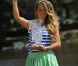 Victoria Azarenka, qui a remporté la veille l'Open d'Australie aux dépens de Maria Sharapova et est devenue la nouvelle numéro un mondial, pose avec son trophée sur les bords du fleuve Yarra, à Melbourne, le 29 janvier 2012.