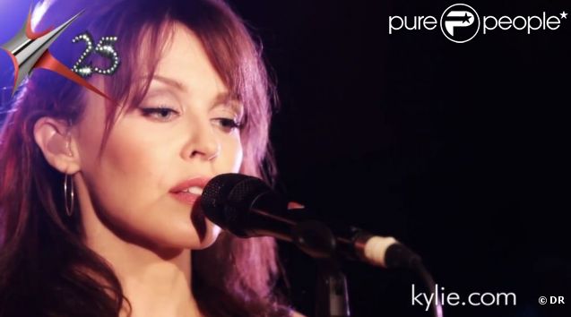Dans les studios Abbey Road, Kylie Minogue redonne vie à ses tubes cultes comme  Finer Feelings  dans des versions acoustiques.  