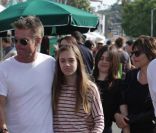 Lisa Rina, son mari Harry Hamlin et leur filles Delilah Belle et Amelia Gray en promenade dans le quartier de Studio City, à Los Angeles, le 29 janvier 2012.