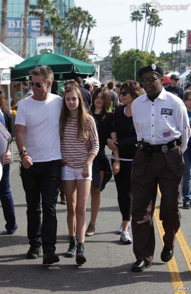 Lisa Rina, son mari Harry Hamlin et leur filles Delilah Belle et Amelia Gray en promenade dans le quartier de Studio City, à Los Angeles, le 29 janvier 2012.