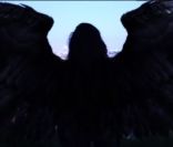 Laetitia Larusso en ange de la mort dans son clip Untouchable en featuring avec B-Real