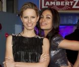 Karolina Kurkova et Rosario Dawson, complices et sexy à la Lambertz Monday Night à Cologne, le 30 janvier 2012.