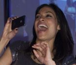 Rosario Dawson immortalise sa mère Isabel Celeste lors de la Lambertz Monday Night à Cologne, le 30 janvier 2012.