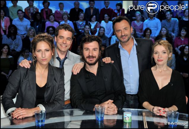  Maud Fontenoy, Ilios Kotsou, chroniqueur sur l'émission et chercheur en psychologie du bonheur, Michaël Youn, Anne Marivin et Frédéric Lopez lors de l'enregistrement de l'émission Leurs secrets du bonheur, diffusée sur France 2 le 7 février en prime time,le 30 janvier 2012 