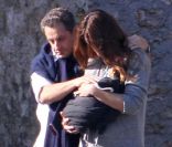Carla Bruni et Nicolas Sarkozy se baladent avec Giulia, née le 19 octobre 2011. Le couple est ici dans les jardins de la résidence de la Lanterne à Versailles, le 31 octobre 2011.