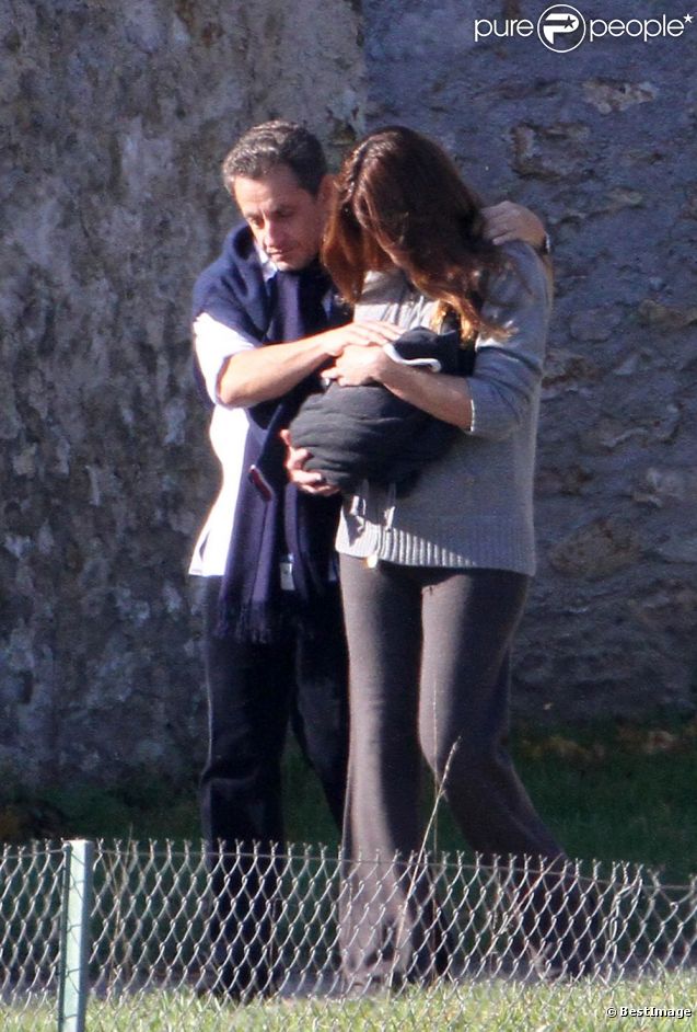 Carla Bruni et Nicolas Sarkozy se baladent avec Giulia, née le 19 octobre 2011. Le couple est ici dans les jardins de la résidence de la Lanterne à Versailles, le 31 octobre 2011.