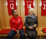 Le 26 janvier 2012, Camilla Parker Bowles lançait un programme d\'incitation à la lecture promu par les stars du championnat de footabll anglais, à l\'Emirates Stadium d\'Arsenal et en compagnie du jeune Gunner Theo Walcott.