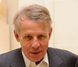 Patrick Poivre d'Arvor à la conférence de presse du 22e Rallye Aïcha des Gazelles, à la Paris, le 2 février 2012.
