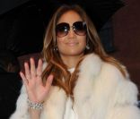 Jennifer Lopez à New York, se protège du froid grâce à une épaisse veste en fourrure portée sur une combinaison Fendi et des Louboutin. Le 30 janvier 2012. 