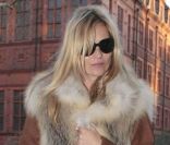 Kate Moss à Londres, lutte contre la fraîcheur ambiante grâce à une veste en fourrure, un slim noir et des bottines Christian Louboutin. Le 2 février 2012. 