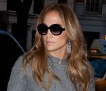Jennifer Lopez en manteau Paul & Joe Sister, sac Fendi et chaussures Jimmy Choo à New York, le 30 janvier 2012. 